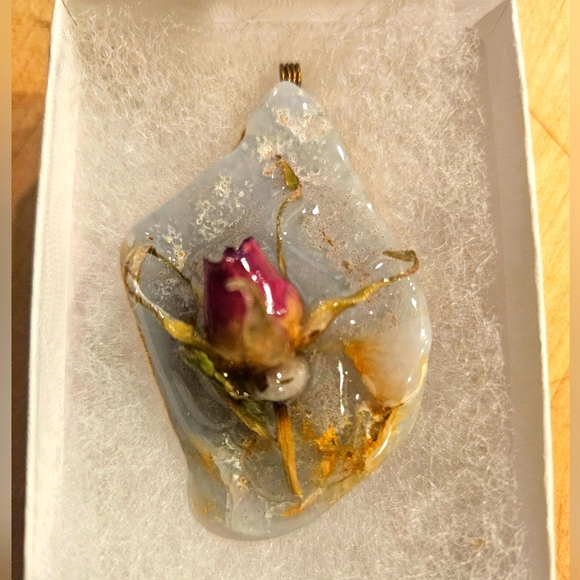 Handmade stone pendant with a dried rose on it. - Picture 2 of 6